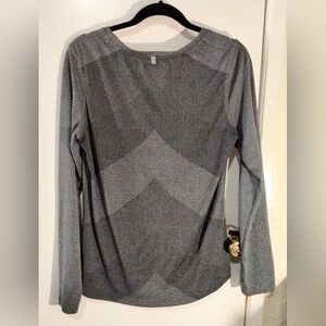 Danskin Now size L 12/14 Long Sleeve Gray Shirt Gray on Gray V Pattern